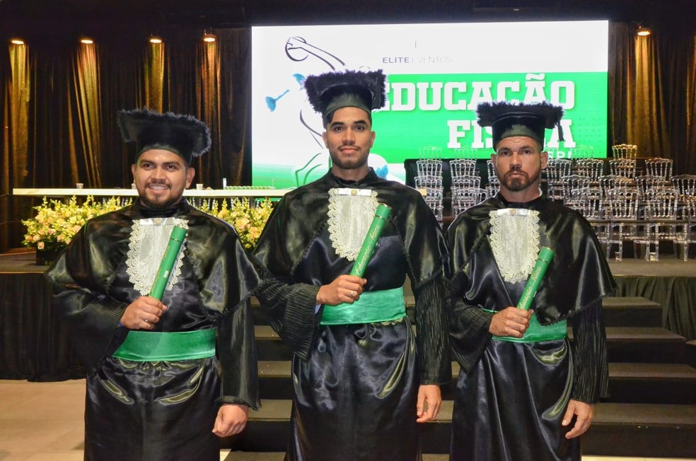 Vladimir e amigos durante colação de grau em Teresina — Foto: Arquivo Pessoal