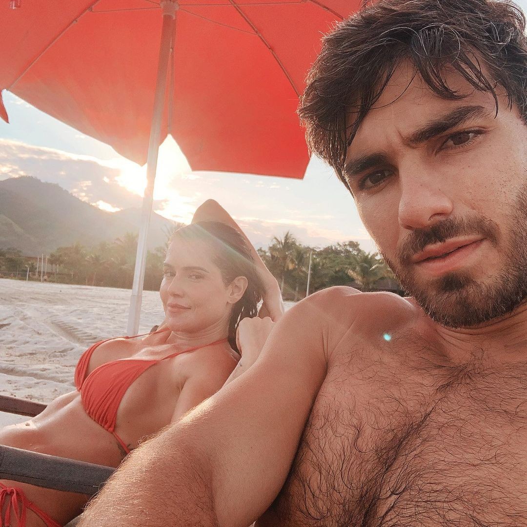 Hugo Moura posa em praia deserta com Deborah Secco e brinca: 