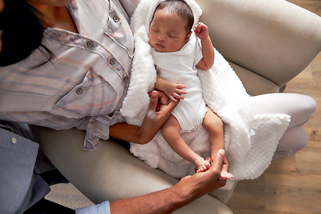 Mãe e mão do pai tocando o bebê recém-nascido  (Foto: Mãe e mão do pai tocando o bebê recém-nascido (foto: Monkey Business Images e Halfpoint / Thinkstock))