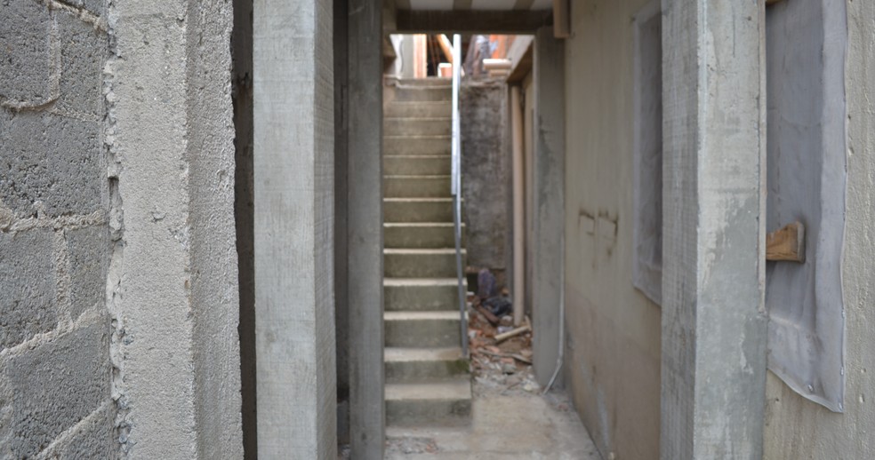 Andrey e a mÃ£e Matilde caÃ­ram da escada Ã­ngreme da casa quando ela estava descendo com ele.  â Foto: Natan Lira/G1