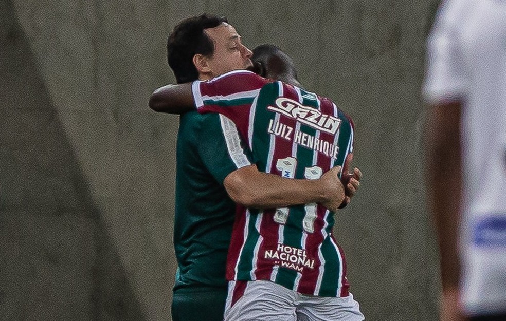 Luiz Henrique abra�a Fernando Diniz ap�s seu gol em Fluminense x Junior Barranquilla � Foto: Marcelo Gon�alves / Fluminense FC
