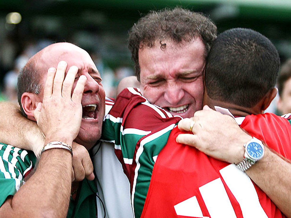 Cuca chora com a permanência do Fluminense na Série A em 2009 — Foto: ge
