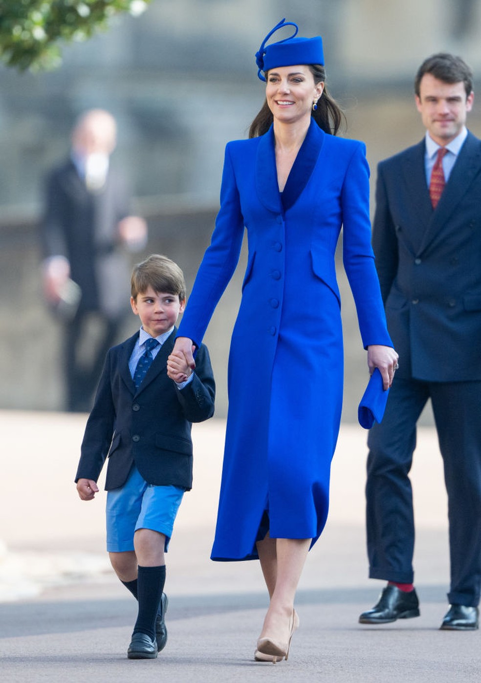 Kate chegou ao evento de mãos dadas com o filho Louis — Foto: Getty Images
