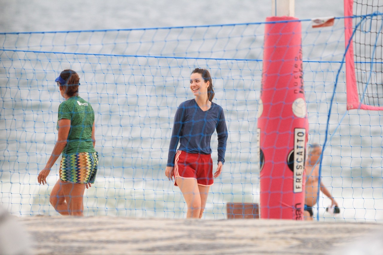 Nathalia Dill participa de jogo de vôlei de praia (Foto: Agnews)