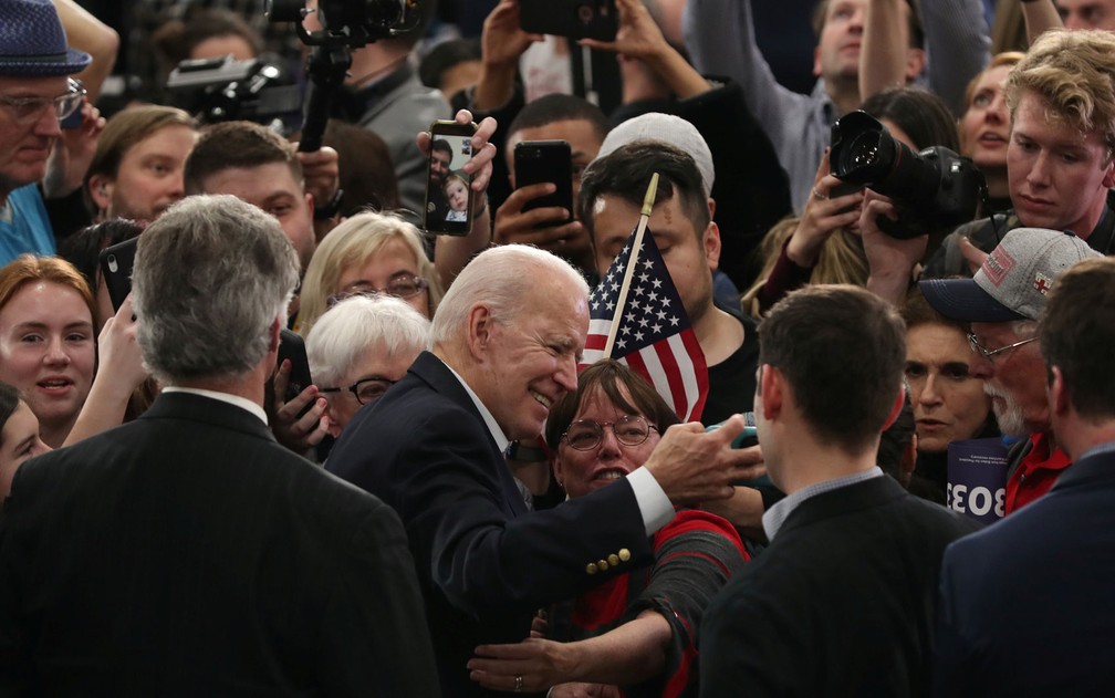O pré-candidato democrata Joe Biden faz uma selfie com eleitores depois de comício em Des Moines, Iowa, no domingo (2) — Foto: Reuters/Ivan Alvarado