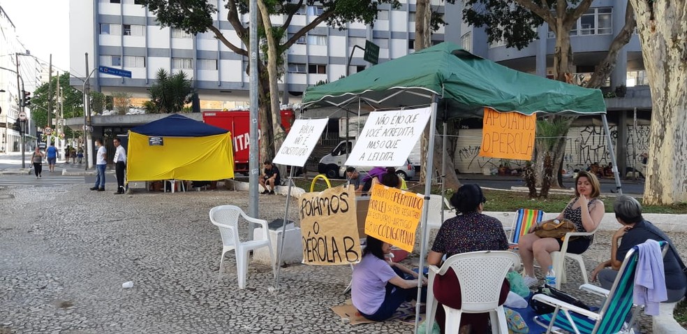 Tenda de legalistas e, ao fundo, tenda contra aborto ocupam praça em frente ao Hospital pérola Byington — Foto: Bárbara Muniz Vieira/G1