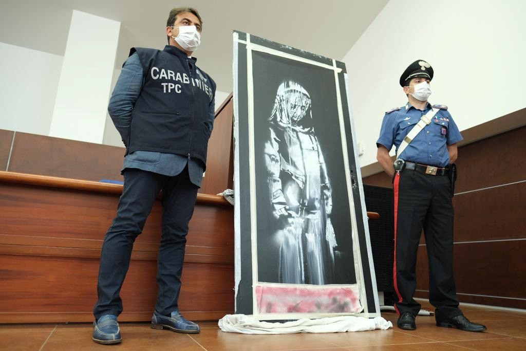 Tribunal francês determina prisão de acusados de roubar mural de Banksy do Bataclan