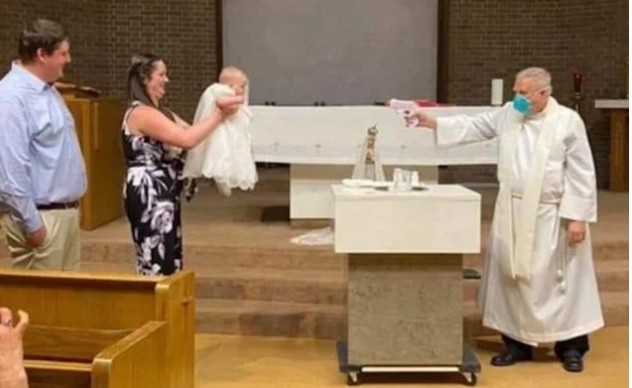 Padre batiza bebê na pandemia e viraliza nas redes sociais (Foto: Reprodução Instagram)