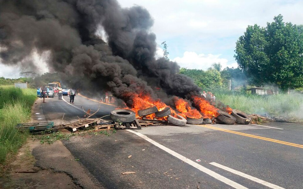 Manifestantes fecharam trecho da BR-367, em Porto Seguro (Foto: Divulgação/PRF)