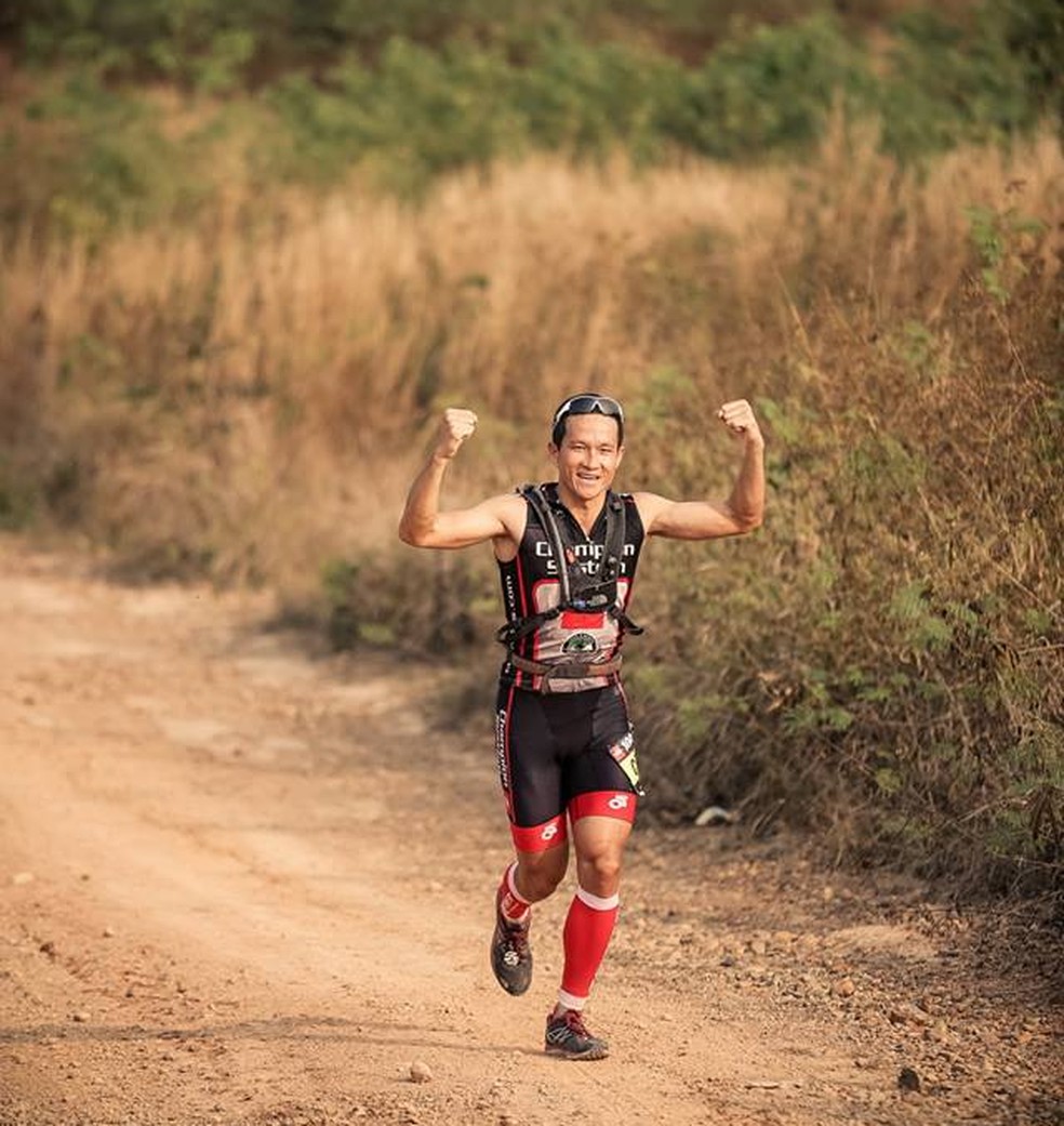 Atleta tailandÃªs de corrida de aventura Saman Kunan, de 38 anos, durante etapa de trekking (Foto: The North Face 100/Facebook)