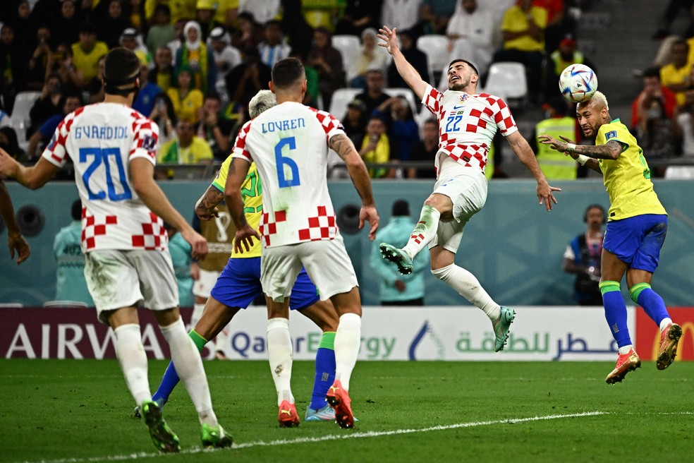 Brasil teve dificuldades para vencer a defesa da Croácia nas quartas de final — Foto: Jewel Samad/AFP