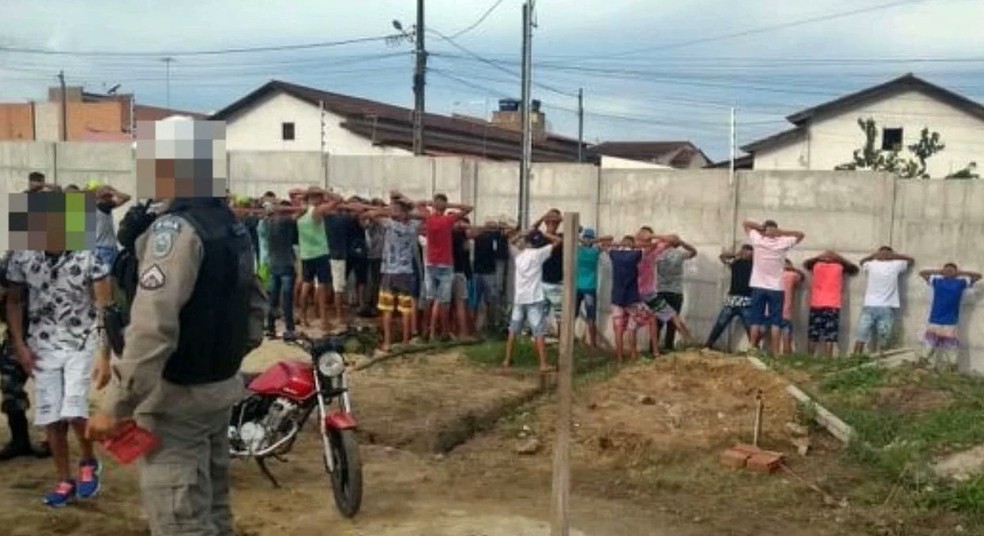 Jovens sendo abordados em festa irregular no bairro do Novo Cruzeiro, em Campina Grande â Foto: ReproduÃ§Ã£o/TV ParaÃ­ba