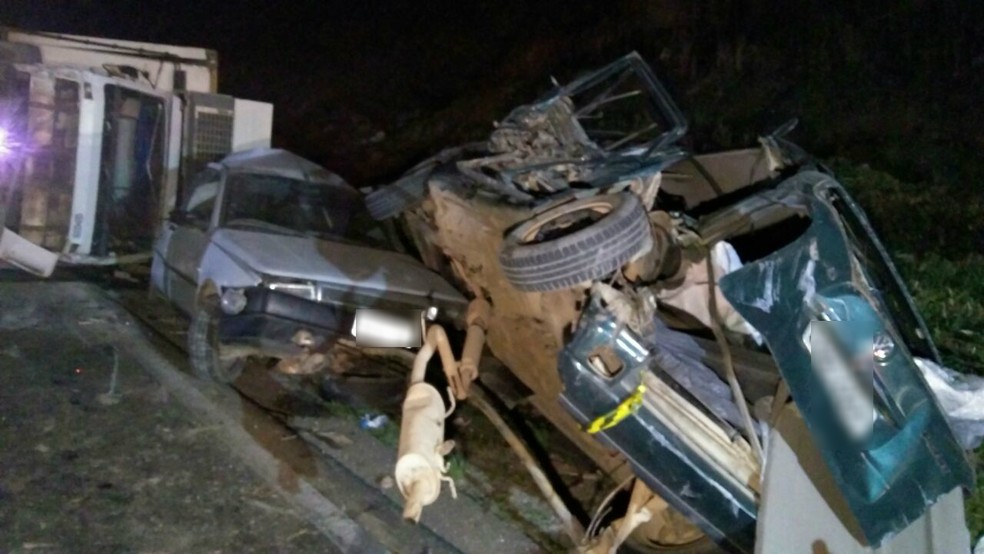 Acidente aconteceu por volta das 23h de quinta-feira (31), no Contorno Norte de Curitiba (Foto: Tony Mattoso/RPC)