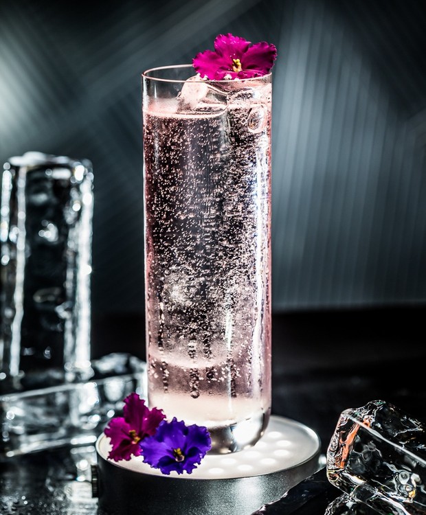 Para deixar o drinque ainda mais bonito, aposte no gin rosa para a preparação (Foto: Leo Feltran / Divulgação)