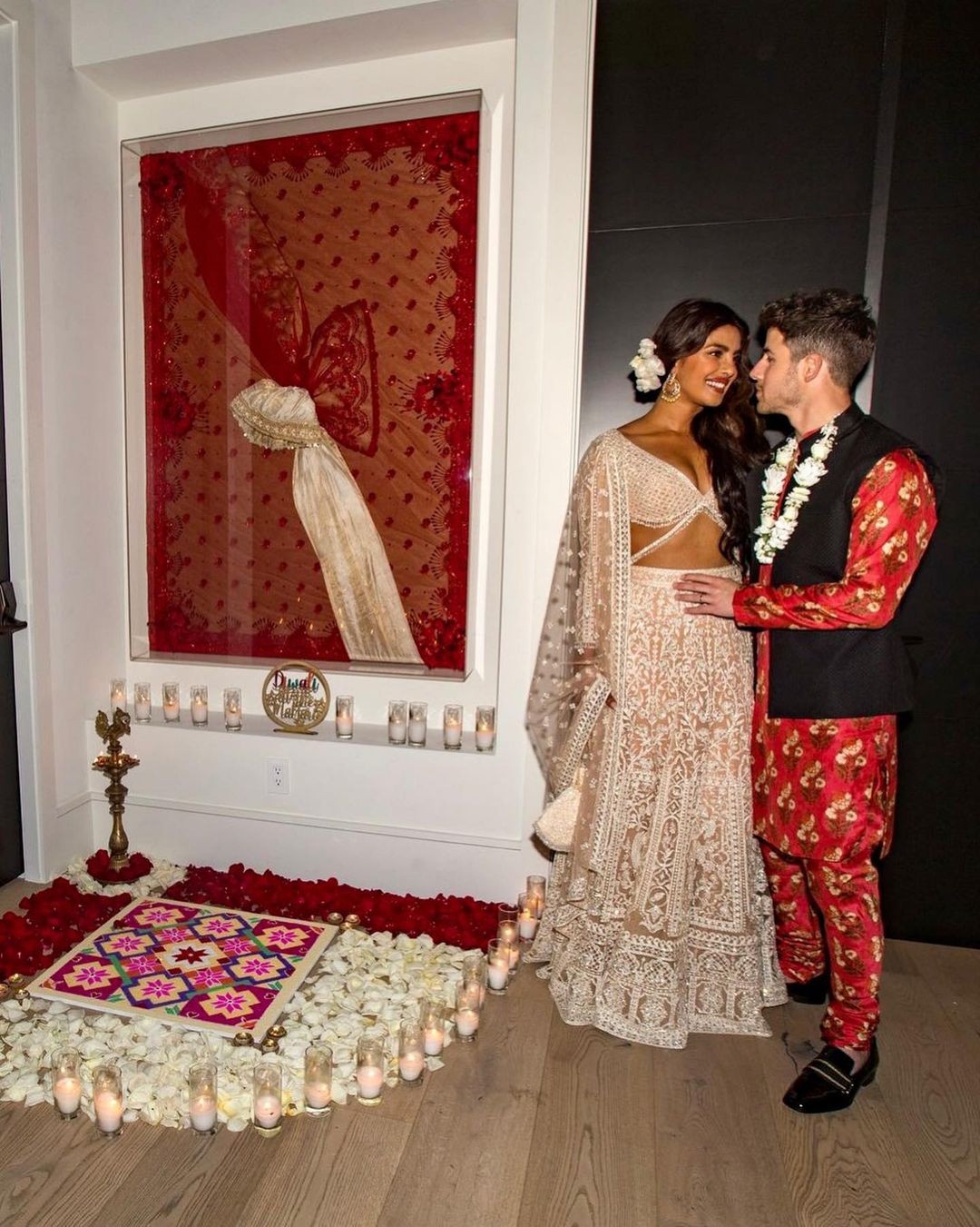 O casal comemorou o Dwali, tradicional da cultura de Priyanka, há duas semanas (Foto: Reprodução/Instagram)
