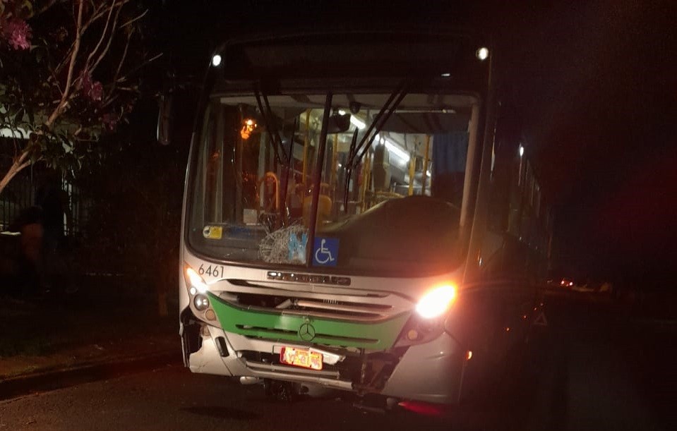 VÍDEO: Motociclista fica em estado grave depois de batida envolvendo ônibus, em Maringá