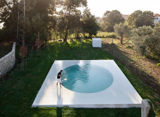 A piscina possui um formato inusitado: rasa nas bordas do quadrado e funda dentro do círculo (Foto: José Campos/ Designboom/ Reprodução)