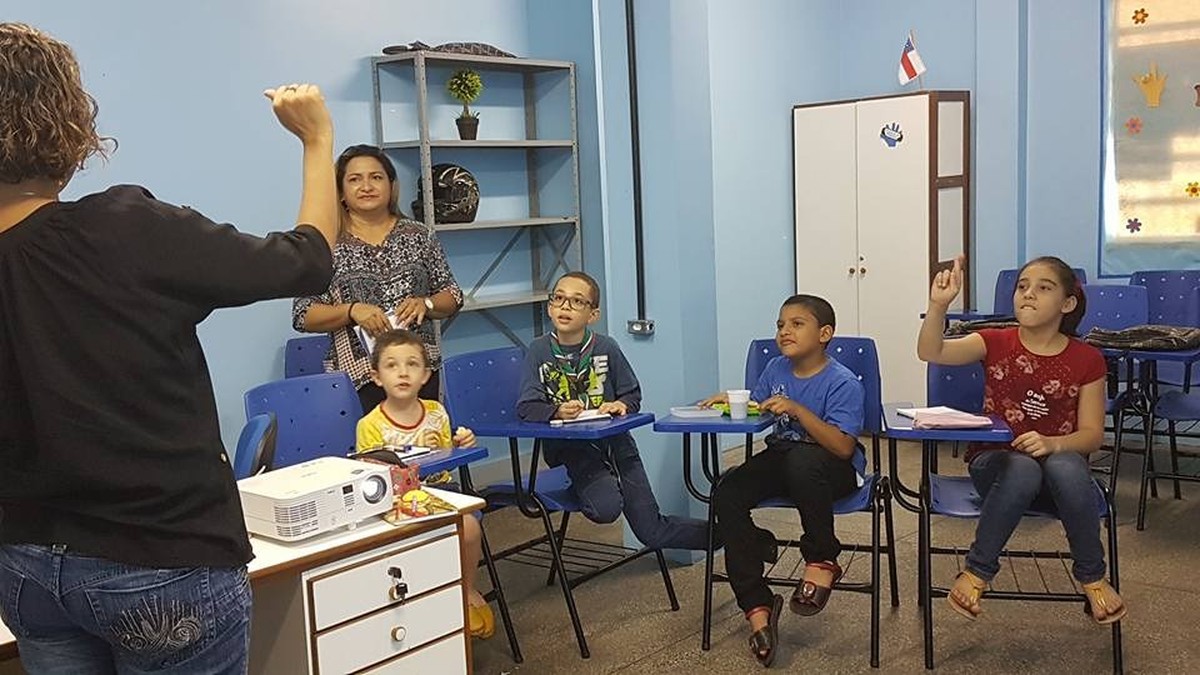 Aulas De Libras Melhoram Comunicação Entre Crianças Surdas E Ouvintes