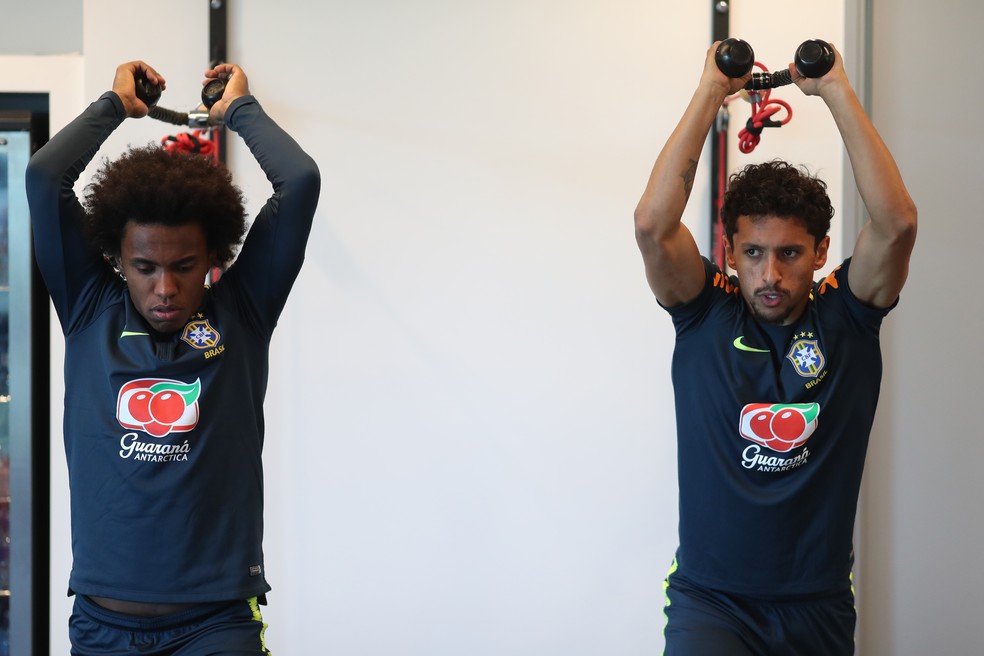 Willian e Marquinhos no treino na academia (Foto: Lucas Figueiredo/CBF)