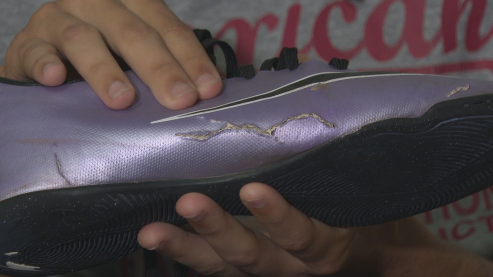 Chuteira de jovem de 18 anos atingido por um raio enquanto jogava futebol em um quadra esportiva do Recanto das Emas, no DF — Foto: TV Globo/Reprodução