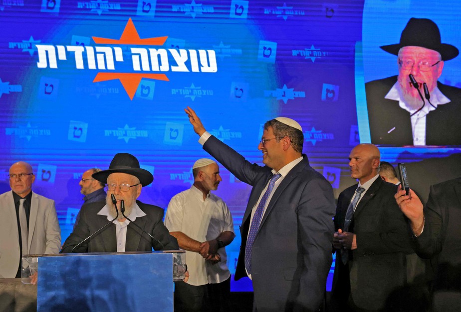 Líder do partido Sionismo Religioso, Itamar Ben-Gvir, acena a apoiadores em Jerusalém