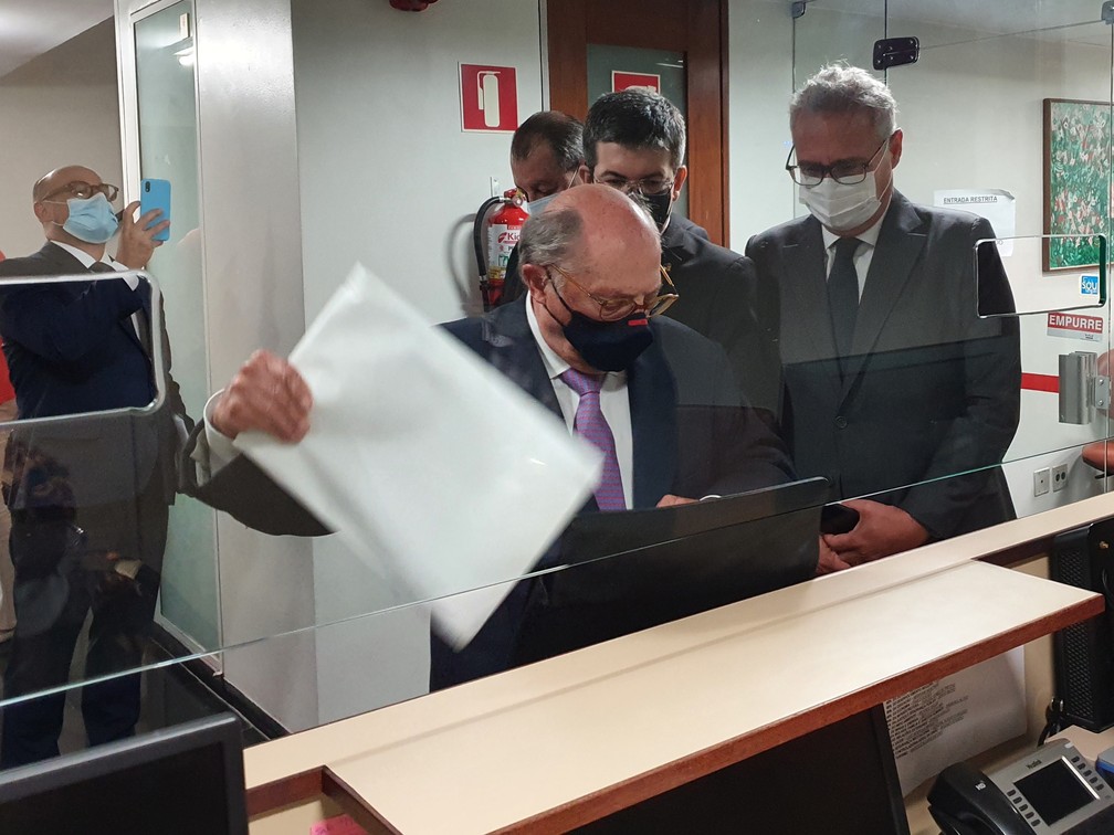 O jurista Miguel Reale, ao lado dos senadores Omar Aziz, Randolfe Rodrigues e Renan Calheiros, membros da CPI da Covid, ao protocolar na Câmara o pedido de impeachment do presidente Jair Bolsonaro — Foto: Kevin Silva / g1