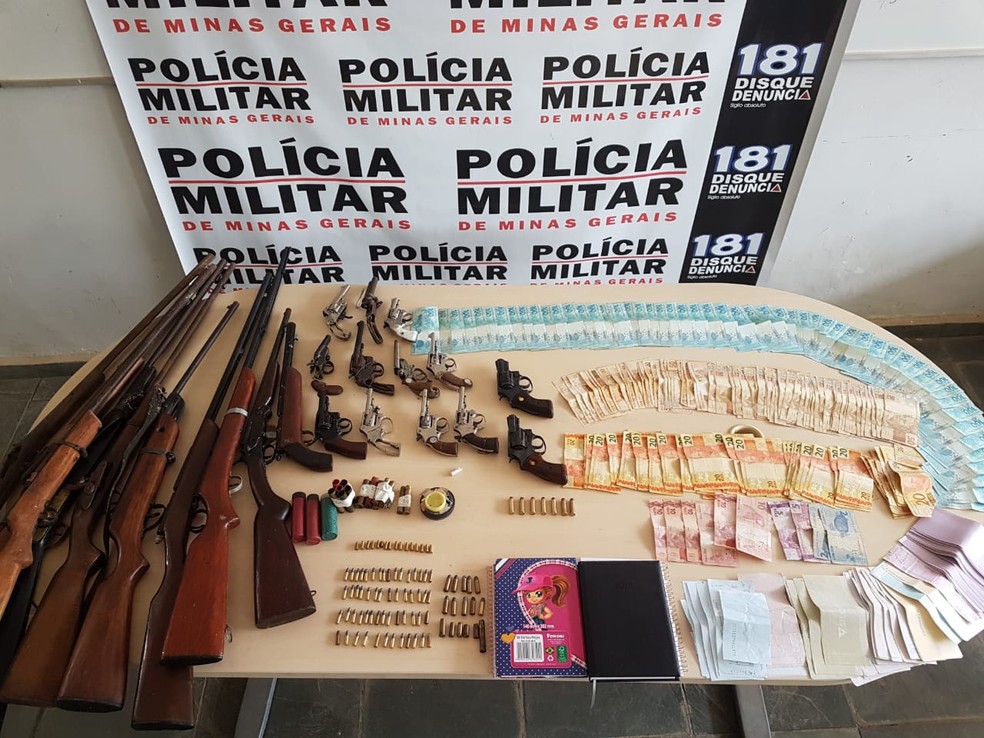 Armas de fogo e mais de R$ 1 milhÃ£o foram apreendidos na operaÃ§Ã£o  â Foto: PolÃ­cia Militar/DivulgaÃ§Ã£o