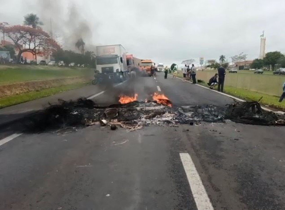 Trecho de congestionamento em Mirassol (SP, em decorrência de paralisações na rodovia Washington Luís. — Foto: Guilherme Ramos/TV TEM