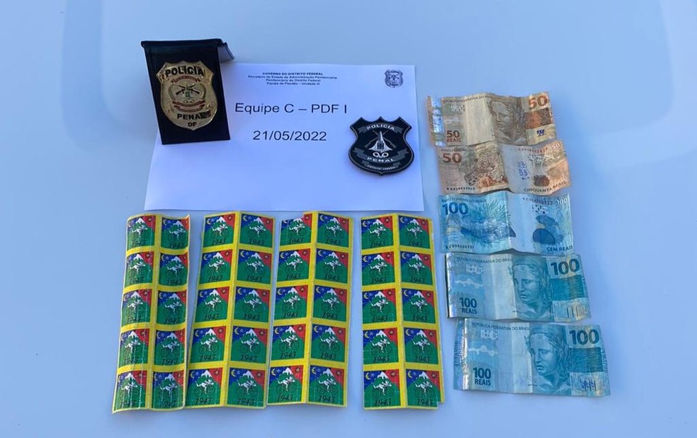 Selos de LSD e dinheiro apreendidos por policiais penais com advogado, em Brasília — Foto: Polícia Penal/Divulgação