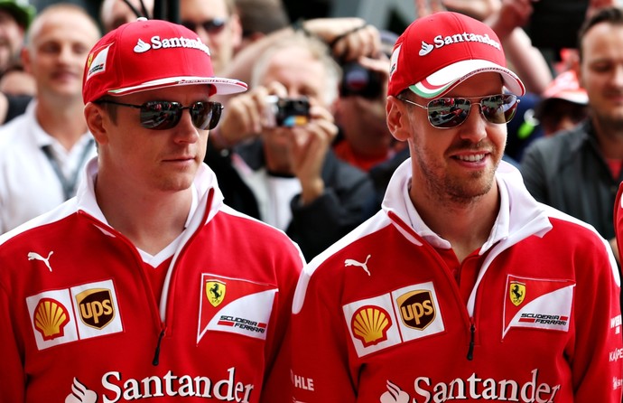 Kimi Raikkonen, Sebastian Vettel e Maurizio Arrivabene no paddock de Silverstone (Foto: Getty Images)