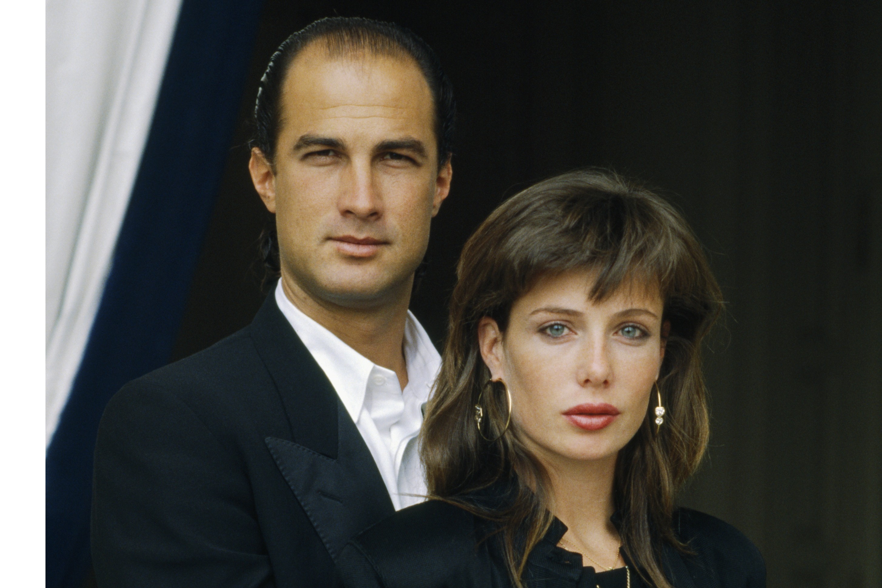 Steven Seagal e Kelly LeBrock em retrato de 1988, quando eles ainda eram casados (Foto: Getty Images)