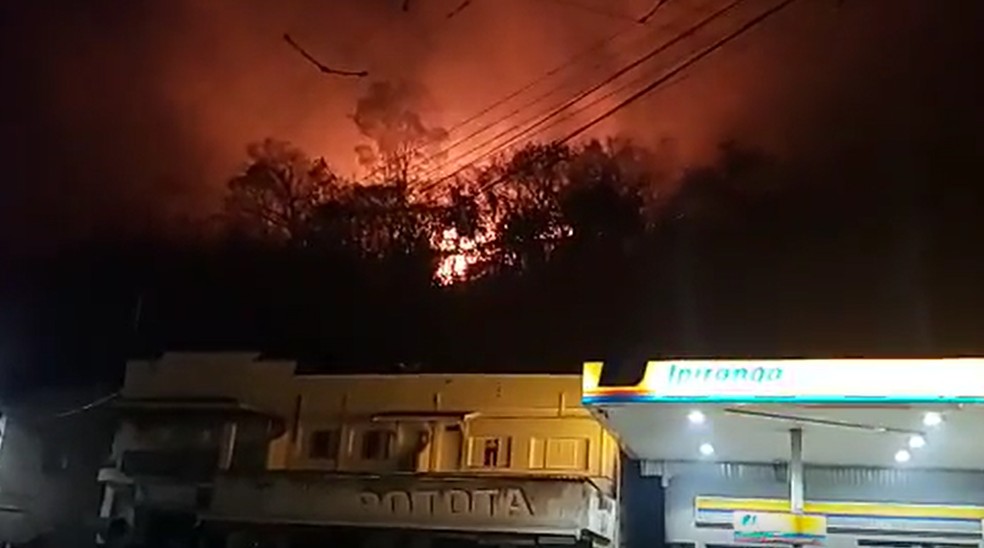 Incêndio em morro de Águas da Prata chegou próximo à área urbana — Foto: Carioca/ Notícias Policiais