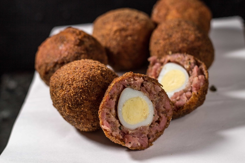 Bolovo: bolinho de carne recheado com ovo — Foto: Shutterstock 