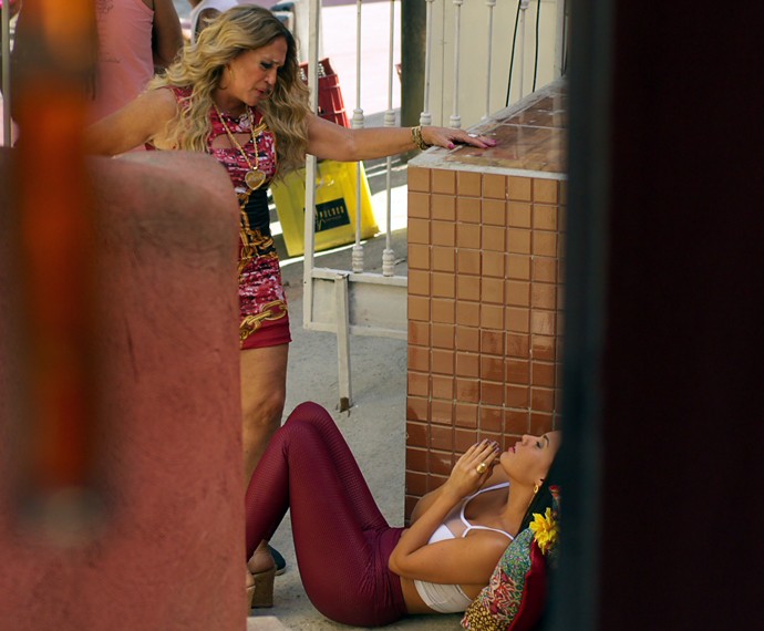 Adisabeba se depara com Alisson na frente de casa e ela implora por um teto (Foto: TV Globo)