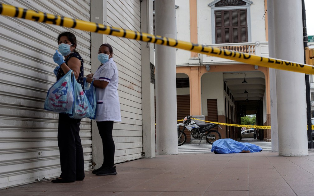 Cidadãos de Guayaquil agora veem corpos pelas calçadas — Foto: Reuters/Vicente Gaibor del Pino 