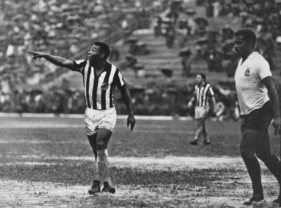 Pelé em partida entre Santos e Corinthians em 1969 — Foto: Getty Images