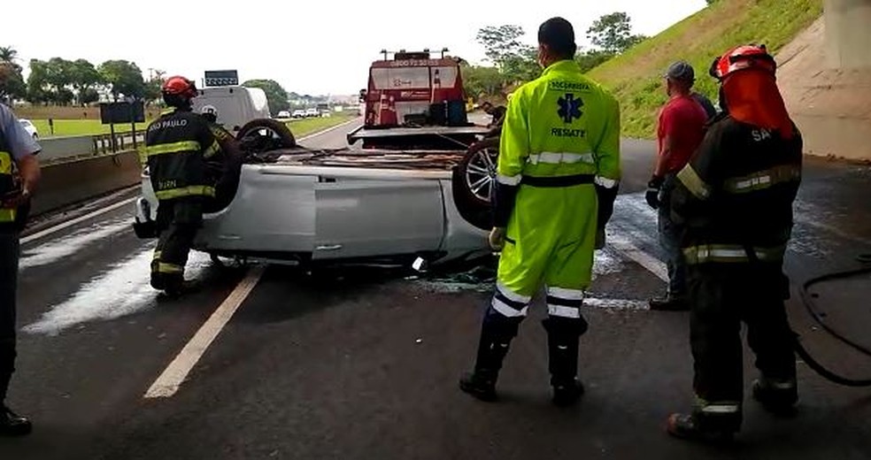 Carro caiu de viaduto da BR-153 e parou na Washington Luís, em Rio Preto (SP) — Foto: Arquivo pessoal