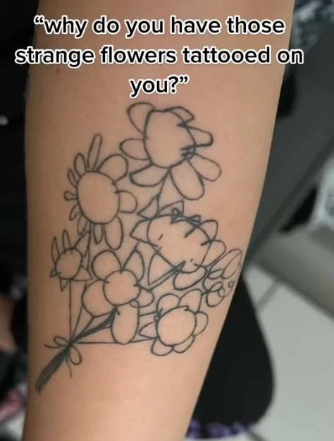 Tatuagem 'esquisita' de flores (Foto: Reprodução/TikTok)