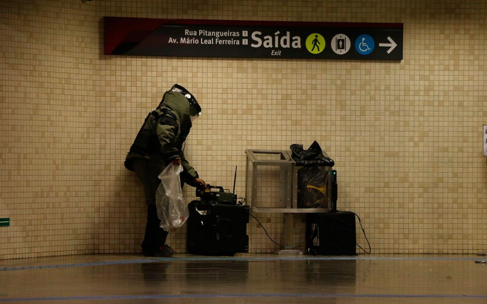 Homens do Bope foram chamados para fazer varredura no terminal após suspeita de artefato explosivo (Foto: SSP/ Divulgação)