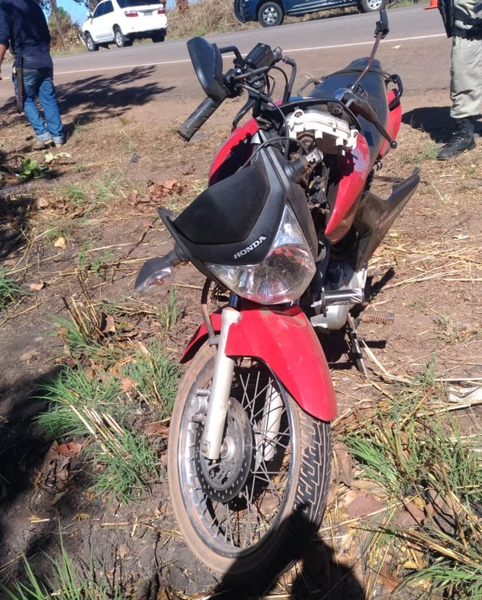 Condutor da moto chegou a ser socorrido, mas não resistiu (Foto: Divulgação/PRF)