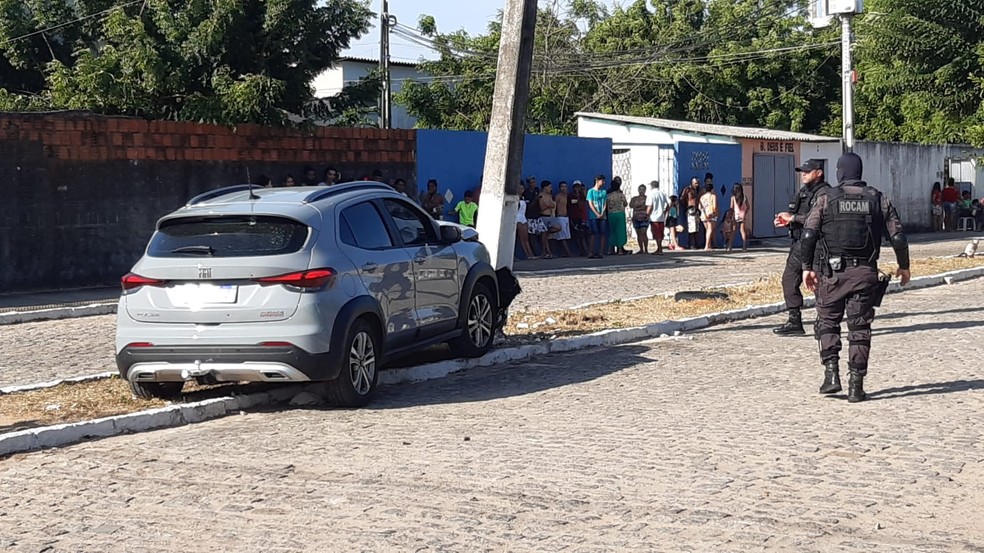 Após perseguição, carro dirigido por criminosos bateu em poste no Planalto — Foto: Sérgio Henrique Santos/Inter TV Cabugi