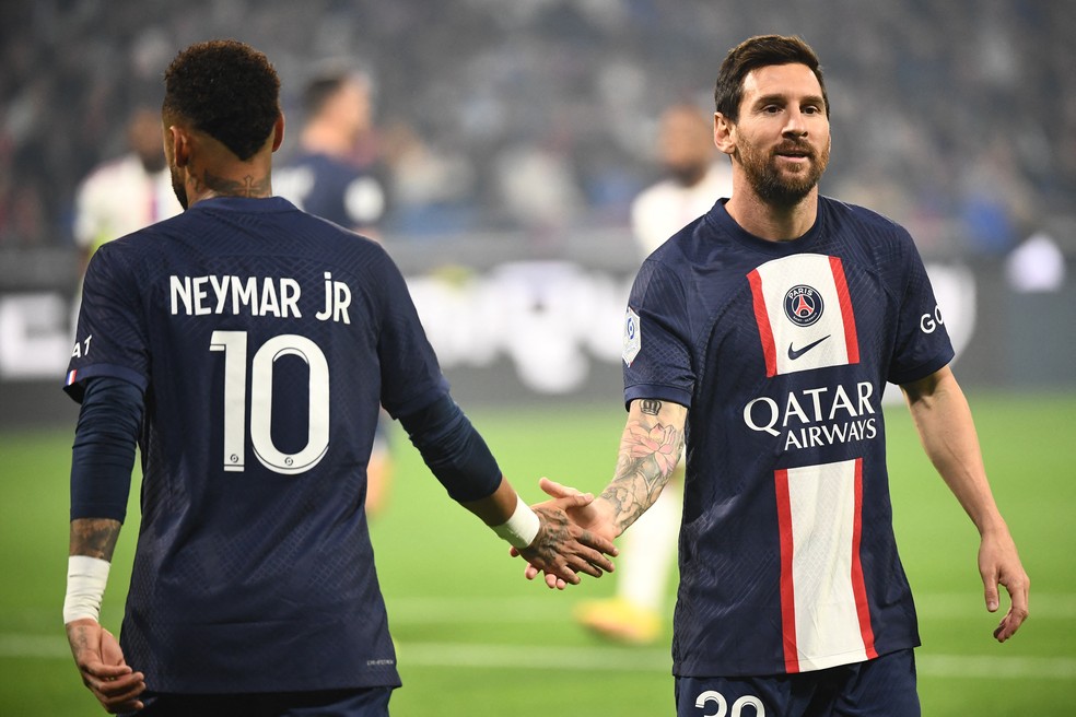 Neymar e Messi em ação com a camisa do PSG — Foto: Olivier Chassignole/AFP