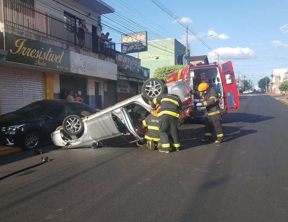 Bombeiros retiraram a vítima de dentro do carro em Tupã  — Foto: João Trentini / Arquivo pessoal 