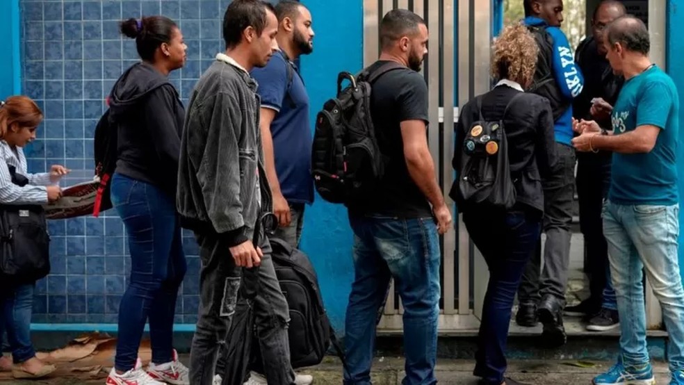 Fila em busca de emprego no Rio. — Foto: Mauro Pimentel