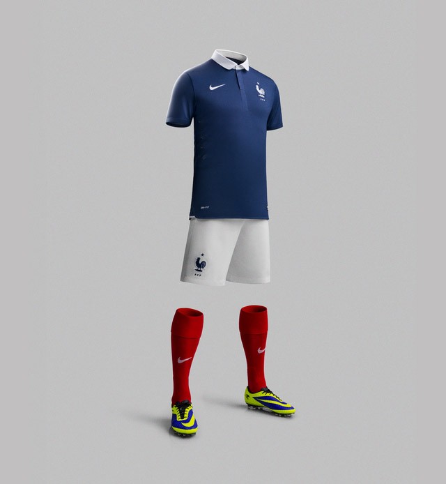 Primeiro uniforme francês aposta no clássico (Foto: Reprodução)