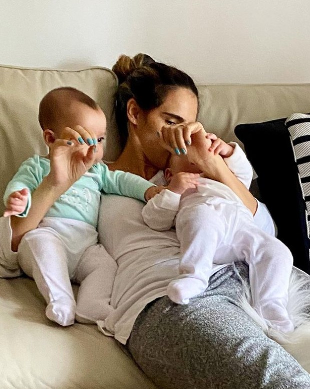 Marcella Fogaça e a as filhas gêmeas, Sophia e Pietra (Foto: Reprodução/Instagram)