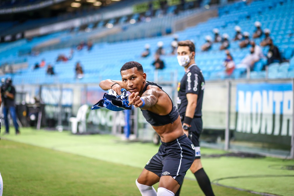 Léo Chú comemora com flechada em homenagem ao ídolo Tarciso "Flecha Negra" — Foto: Lucas Uebel / Grêmio FBPA