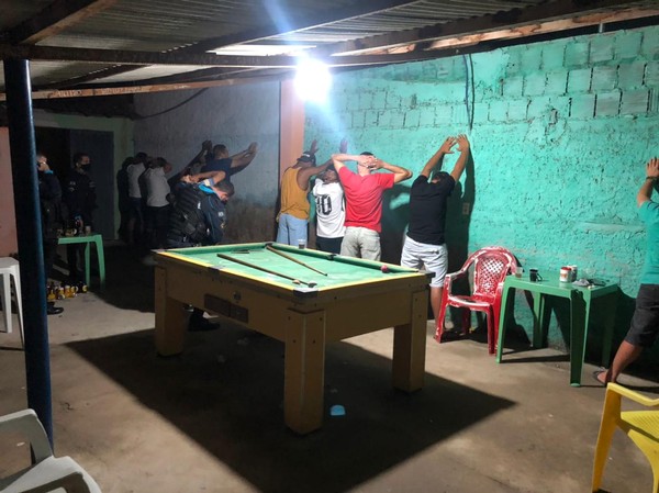 Polícia fecha bar flagrado com aglomeração na zona rural de Orós, no interior do Ceará. — Foto: Polícia Militar/ Divulgação
