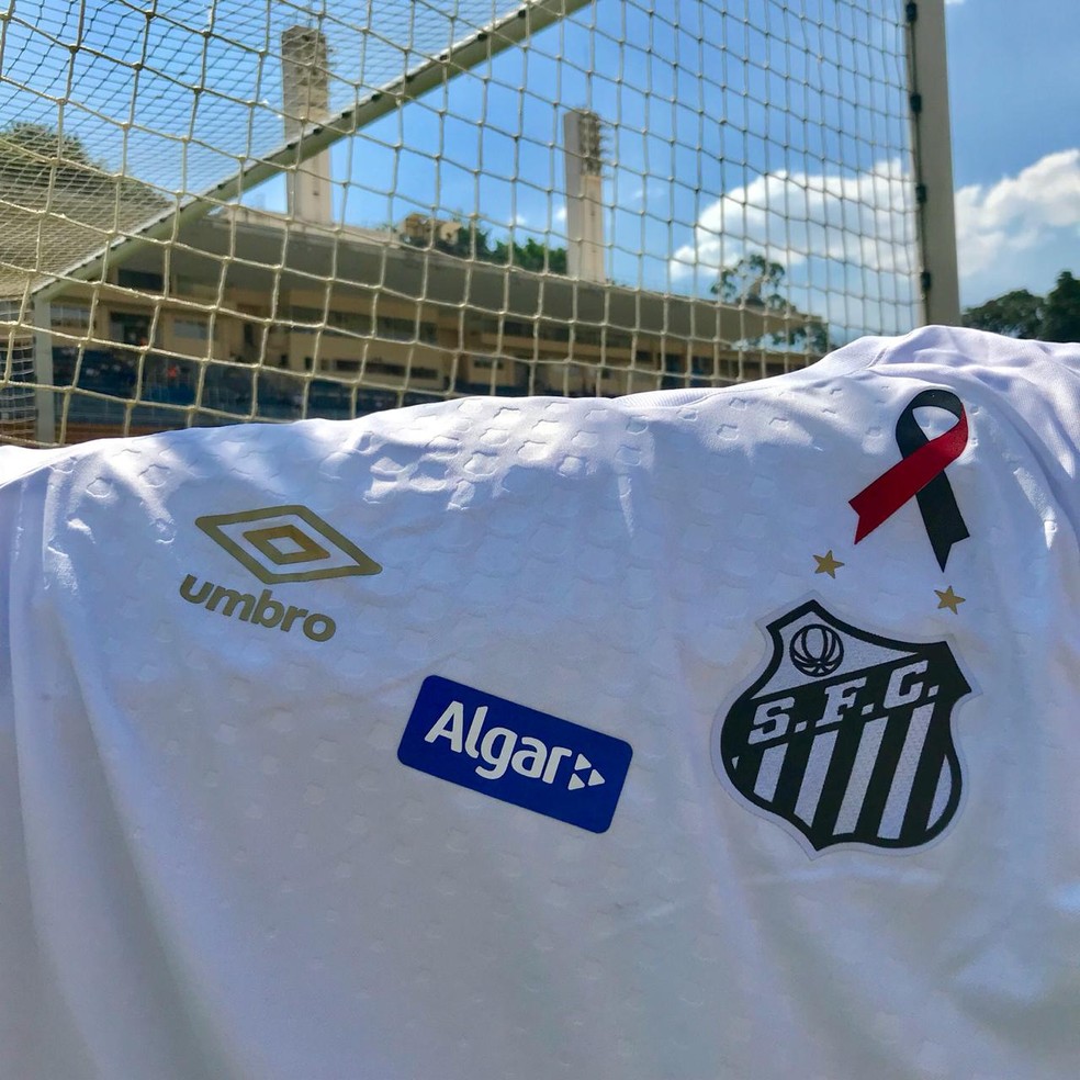 Camisa do Santos carrega homenagem aos dez garotos do Flamengo mortos em incêndio — Foto: divulgação / Santos