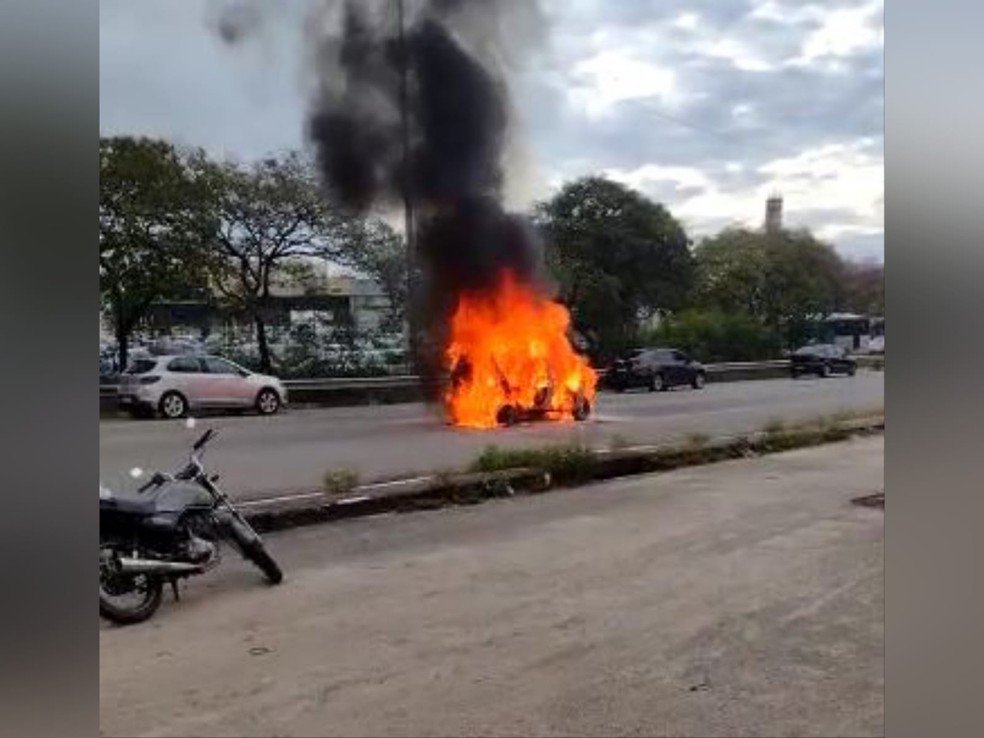 Veículo fica em chamas durante incêndio em trecho da rodovia BR-116, em Fortaleza. — Foto: Reprodução